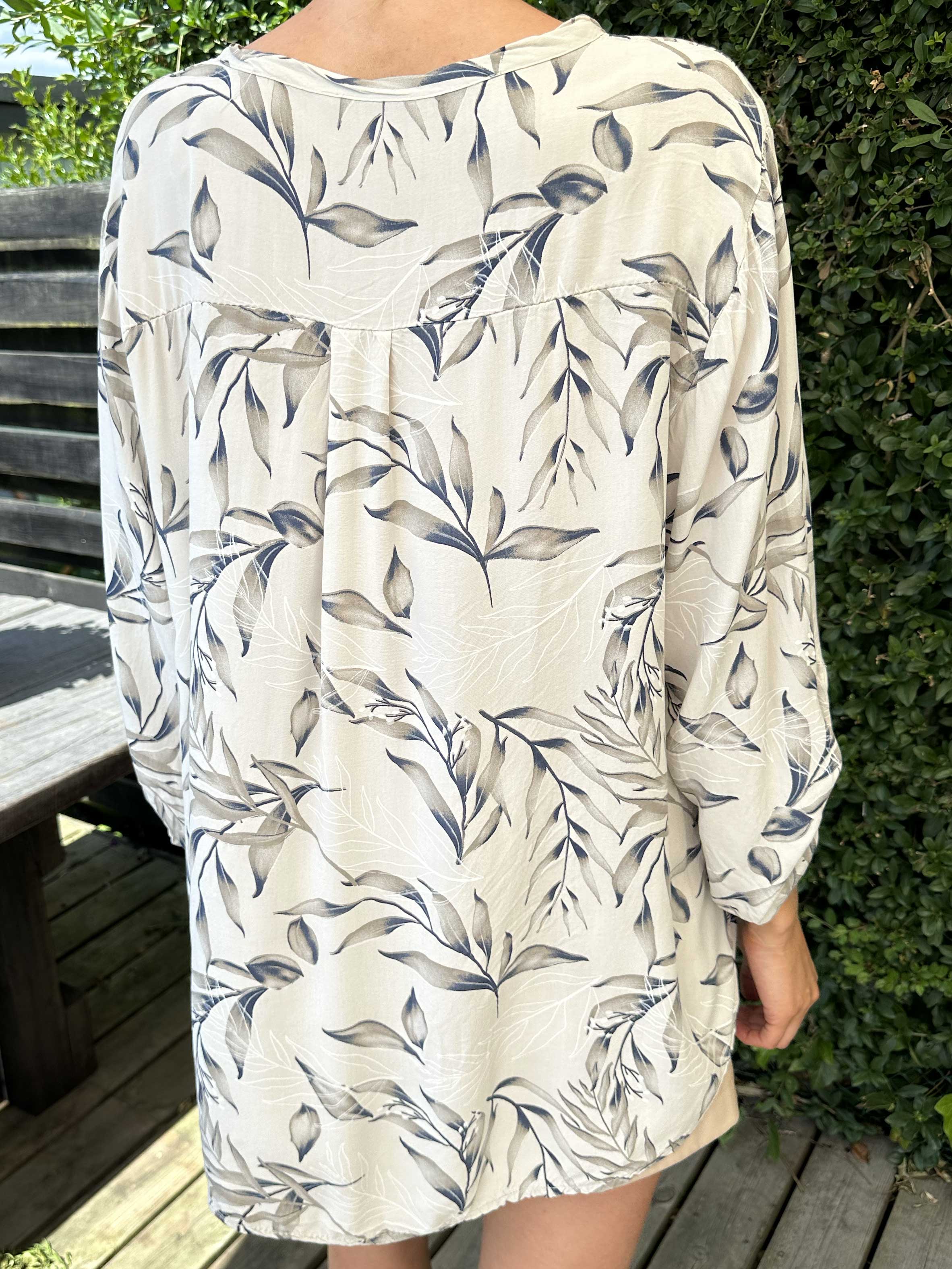 Sne - Fin skjorte i bomuld med blad motiver